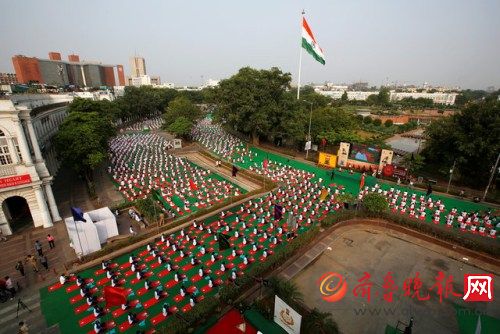 印度总理怎么推广瑜伽：亲身上阵示范高难度动作－国际新闻－齐鲁