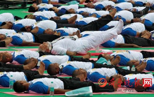 印度总理怎么推广瑜伽：亲身上阵示范高难度动作－国际新闻－齐鲁